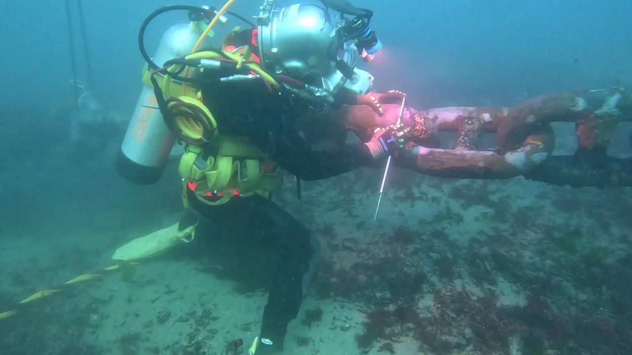 Faena submarina con buzo soldador